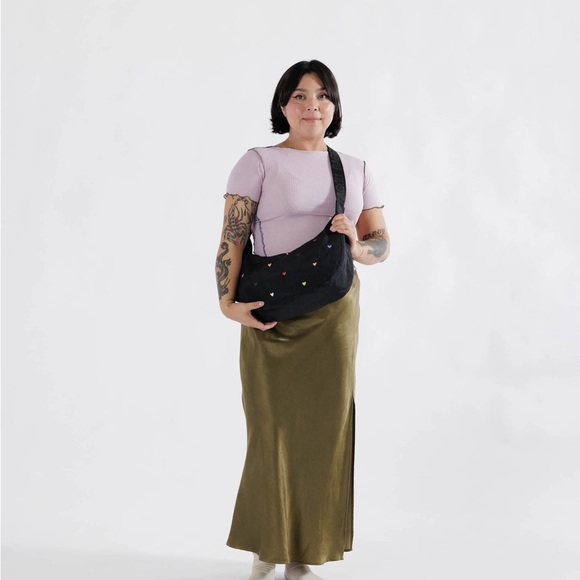 NWT Baggu Medium Nylon Crescent Bag - Embroidered Hearts - Picture 3 of 3